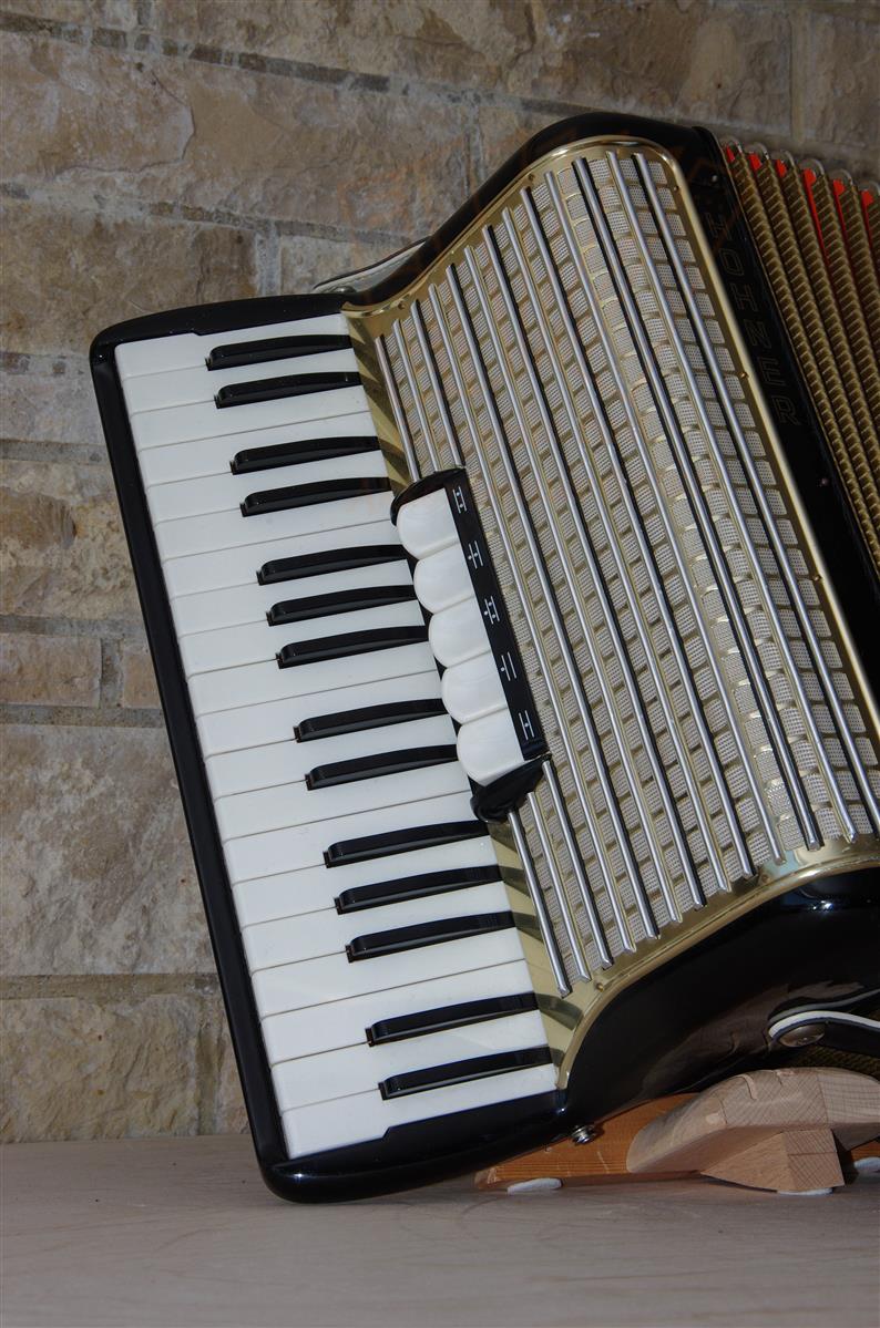 Akkordeon Hohner Concerto III 34/72/III/5/2 schwarz