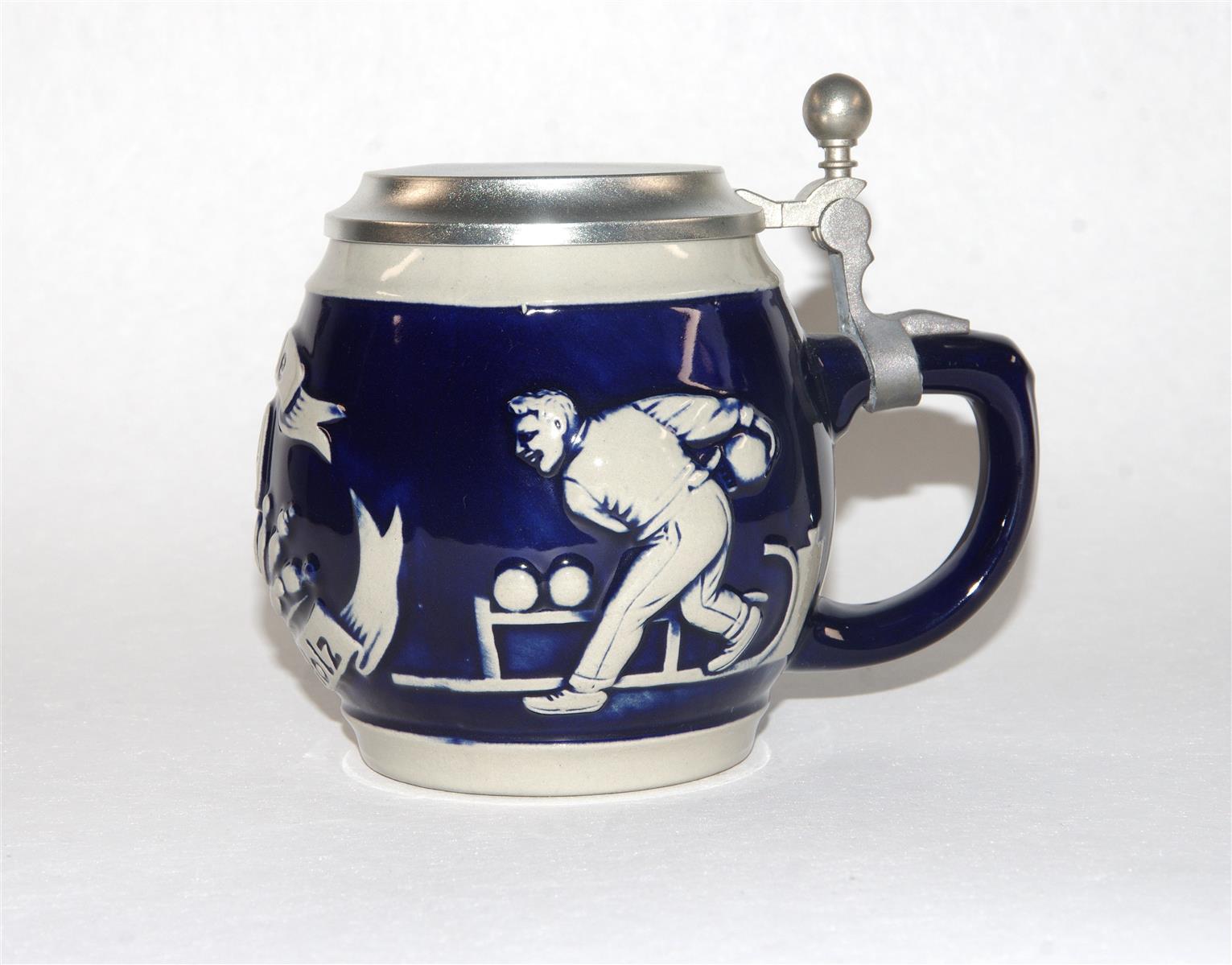 Bierkrug Kegeln Porzellan Zinndeckel blau Bierkrug Kegeln Porzellan Zinndeckel blau