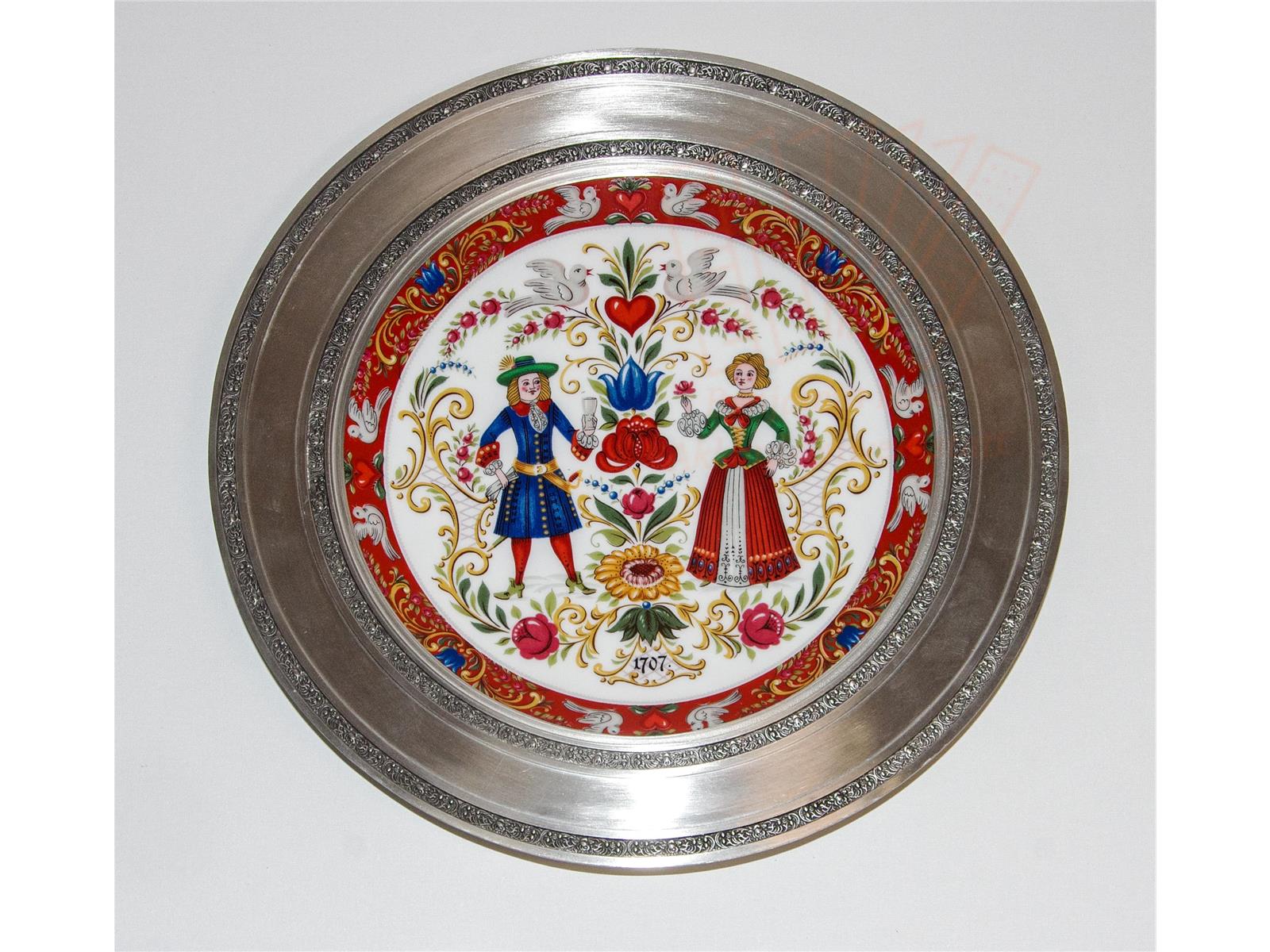 Zinnteller mit Porzellan von Dr. Merkle Atelier Zinnteller mit Porzellan von Dr. Merkle Atelier