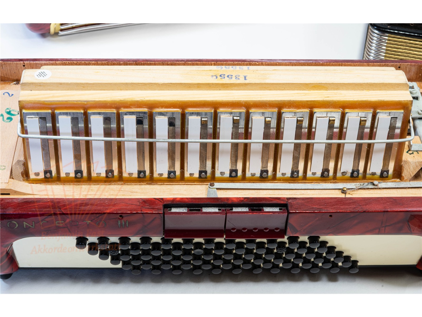 Akkordeon Hohner Concerto III  34/72/III/5/2 rot, gebraucht