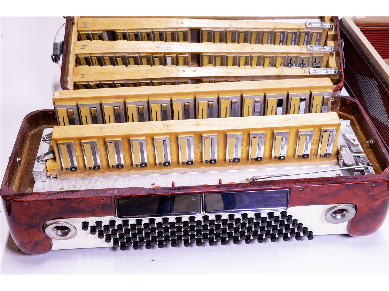 Akkordeon V. Soprani 96 Bass 37/96/III/5/3 rot - gebraucht